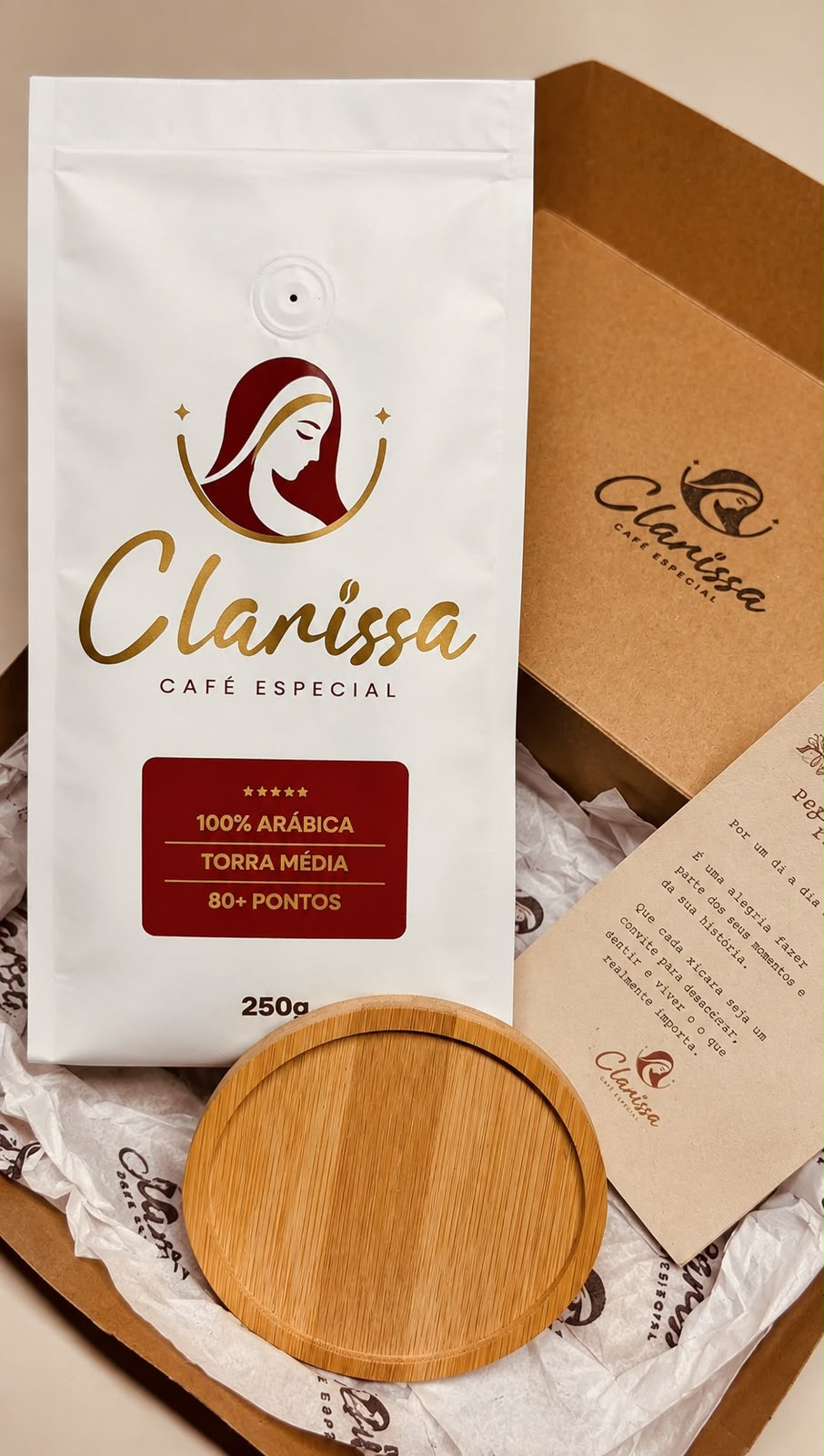 Caixa de entrega do Clarissa Café Especial com papel de seda e cartão